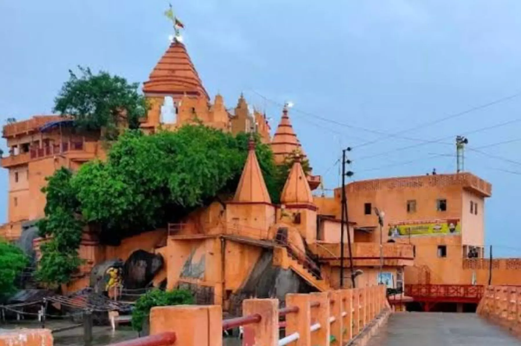 Ajgaibinath Shiv Mandir Bihar: जहाँ से शुरू होती है बोल बम की यात्रा: गंगा के बीच बसा रहस्यमय अजगैबीनाथ मंदिर! Ajgaibinath Shiv Mandir Bihar: जहाँ से शुरू होती है बोल बम की यात्रा: गंगा के बीच बसा रहस्यमय अजगैबीनाथ मंदिर!