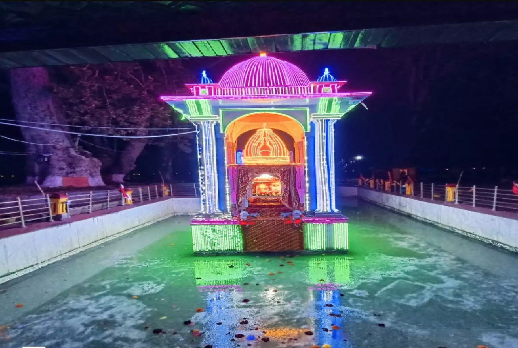 Kheer Bhavani Temple Kashmir: खीर भवानी मंदिर: वो रहस्यमयी मंदिर जहां आपदा से पहले काला हो जाता है कुंड का पानी, विज्ञान भी हैरान! Kheer Bhavani Temple Kashmir: खीर भवानी मंदिर: वो रहस्यमयी मंदिर जहां आपदा से पहले काला हो जाता है कुंड का पानी, विज्ञान भी हैरान!